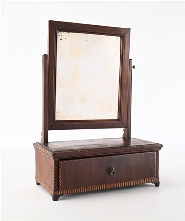 Psiche da tavolo con cassettino, fine del XIX secolo impreziosita da profili...