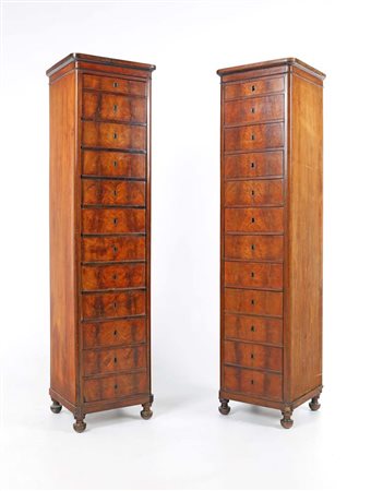 Coppia di cassettiere "Wellington" in mogano, Inghilterra, XIX secolo dalla...