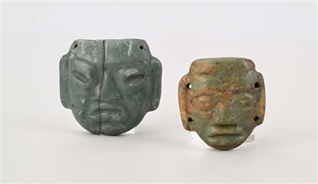 Due pendenti in pietra dura raffiguranti riproduzioni di maschere olmeche,...