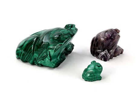 Tre rane in pietra dura, XX secolo due di malachite (cm 3x3x3,5 e cm 7x10x13)...