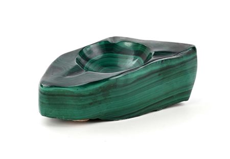Grande posacenere di malachite, XX secolo sagoma irregolare con incavo...