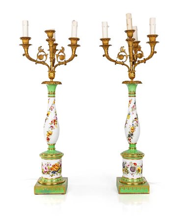 Coppia di lampade da tavolo in porcellana policroma e bronzo dorato, XIX...