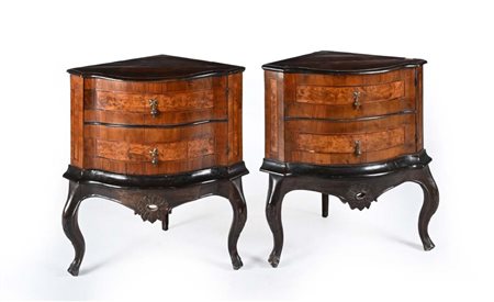 Coppia di angoliere in noce e radica di impostazione settecentesca costruite...