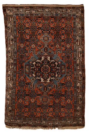 Tappeto Heriz, Persia, XX secolo Il disegno centrale è dominato da un grande...