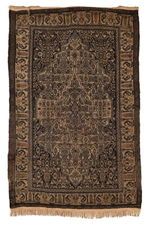 Tappeto Malayer, Persia, Fine XIX - Inizio XX secolo Il disegno centrale è...