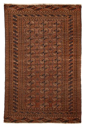 Tappeto Turkmeno Bukhara, inizio XX secolo Il campo principale è decorato con...