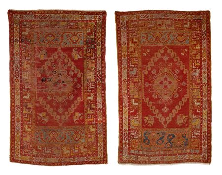 Coppia di piccoli tappeti anatolici, inizi del XX secolo Questa coppia di...