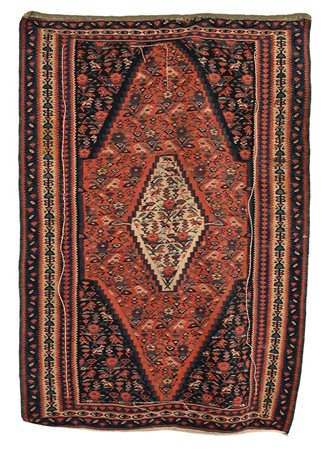 Tappeto Kilim Sharkoy fondo rosso, inizio XX secolo realizzato con la tecnica...