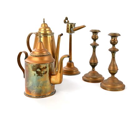 Cinque oggetti in metallo dorato, arte europea e medio orientale caffettiera...