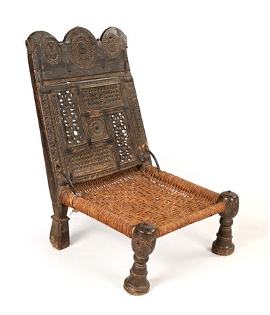 Sedia bassa in legno intagliato, arte medio orientale, XIX secolo schienale...