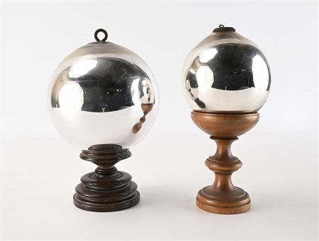 Due wish balls in vetro soffiato argentato, Inghilterra, fine XIX/inizi XX...