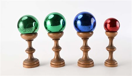 Quattro wish balls diverse in vetro soffiato, Inghilterra, fine XIX/inizi XX...