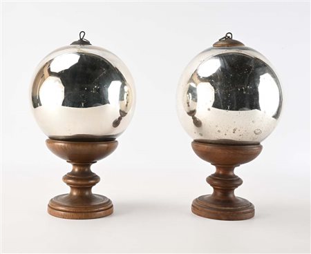 Due wish balls in vetro soffiato argentato, Inghilterra, fine XIX/inizi XX...