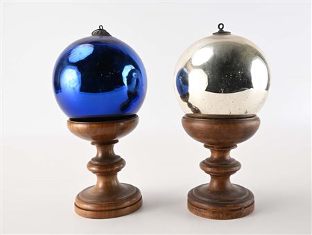 Due wish balls in vetro soffiato blu e argento, Inghilterra, fine XIX/inizi...