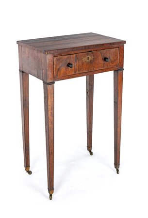 Tavolino in mogano, Inghilterra, XIX secolo piano rettangolare, un cassetto...