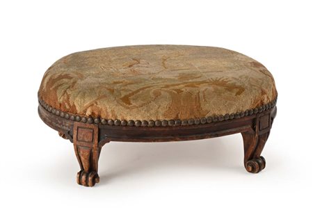 Poggiapiedi rettangolare in legno con rivestimento a piccolo punto,...