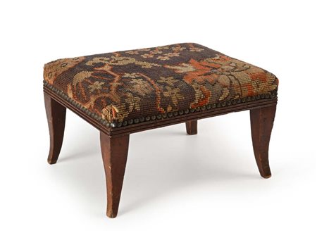 Poggiapiedi ovale in legno con rivestimenti a piccolo punto, XIX secolo piedi...