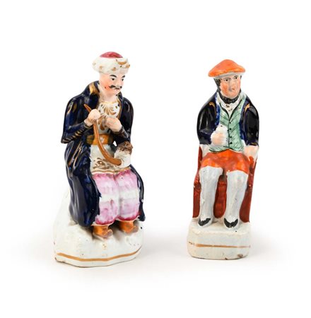 Due figure maschili sedute in ceramica policroma, Inghilterra, Staffordshire,...