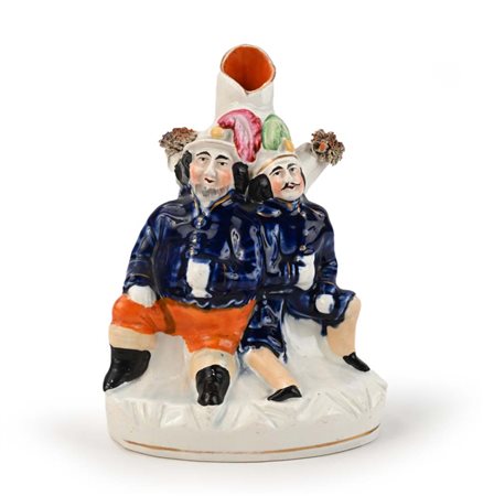 Spill vase in ceramica policroma con due figure maschili, Inghilterra,...