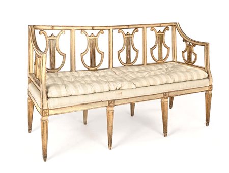 Divanetto in legno laccato bianco e oro, Toscana, XVIII secolo schienale e...