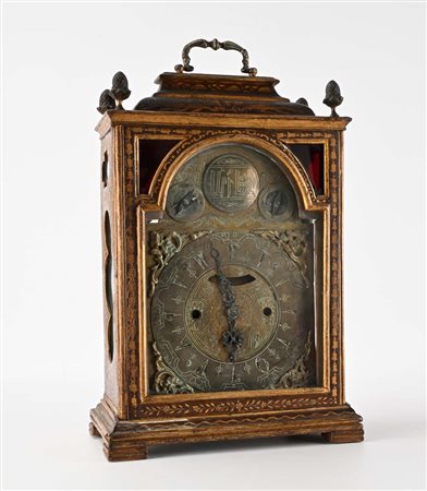 Pendola da tavolo in legno laccato e dorato, XVIII secolo quadrante centrato...