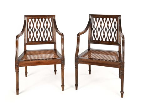 Coppia di poltrone in noce, Veneto, XVIII secolo schienale a giorno con...
