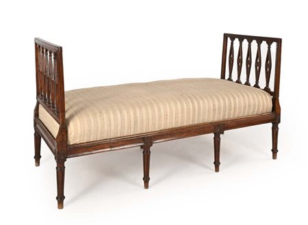 Panchetta in noce, Veneto, XVIII secolo alte sponde laterali di linea...