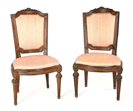 Coppia di sedie in noce, fine del XVIII secolo schienale squadrato di linea...