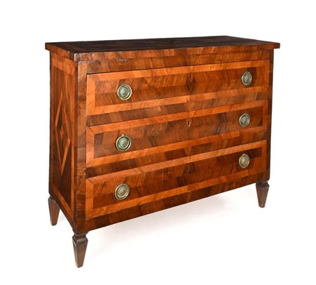 Cassettone in noce e radica con intarsi, Lucca, fine del XVIII secolo piano e...