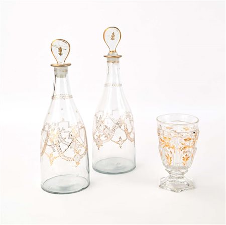 Coppia di bottiglie in vetro soffiato con tappo e decoro in oro dato a...