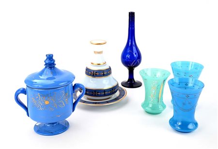 Lotto composto da sei oggetti in vetro opalino, fine XIX/inizio XX secolo...