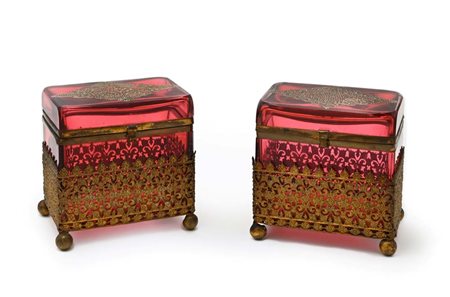Coppia di scatole portagioie in cristallo rosso molato e metallo dorato,...