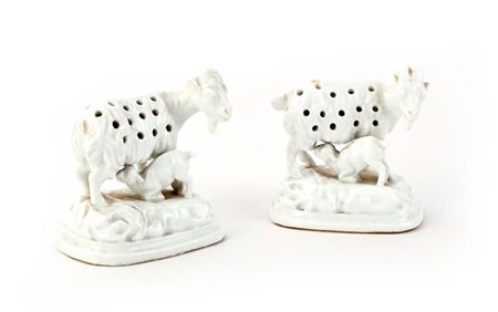 Coppia di portastecchini in ceramica bianca, XIX secolo raffiguranti una...