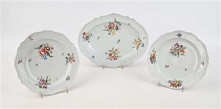 Due piatti e un vassoio in ceramica, manifattura Ginori, Doccia, XVIII secolo...