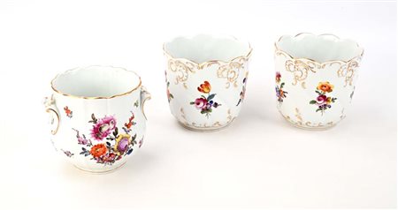 Tre cache-pots in porcellana policroma con lumeggiature dorate, Vienna XVIII...