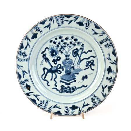 Piatto in porcellana bianca decorato in monocromia blu, Cina, Compagnia delle...