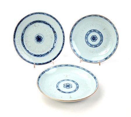 Tre piatti simili in porcellana bianca e blu, Cina, XVIII secolo due ciotole...