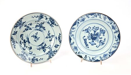 Due piatti diversi in porcellana bianca e blu, Cina, XVIII secolo decorati...