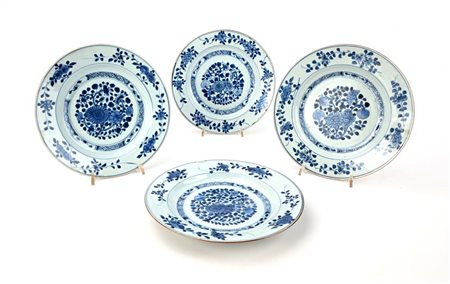 Quattro piatti in porcellana bianca e blu, Cina, XVIII secolo con fitta...