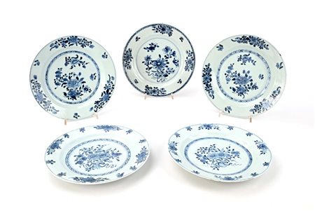 Cinque piatti in porcellana bianca e blu, Cina, XVIII secolo quattro uguali...