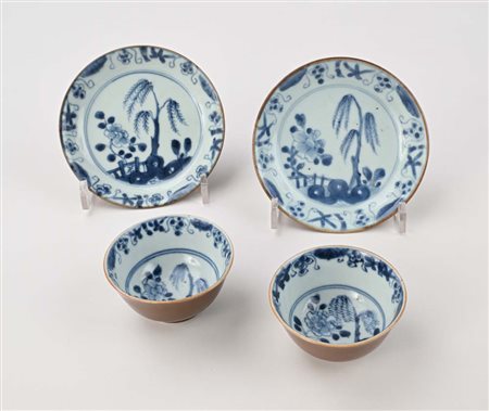 Coppia di coppette con piattino in porcellana bianca e blu, Cina, XVIII...