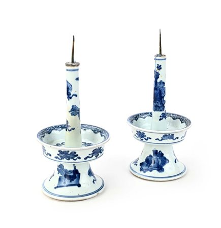Coppia di candelieri in porcellana bianca e blu, Cina, XVIII secolo decorati...