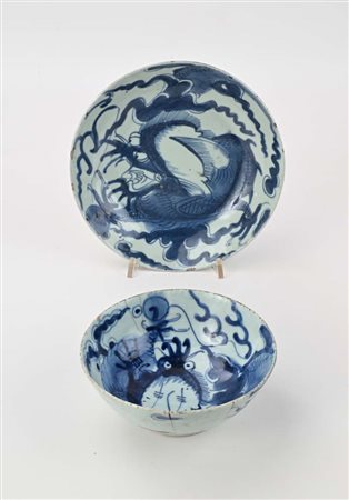 Due ciotole diverse in porcellana bianca e blu, Cina, XVIII secolo decorate...
