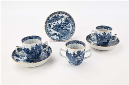 Tre tazzine biansate con piattino in porcellana bianca e blu, Cina, XVIII...