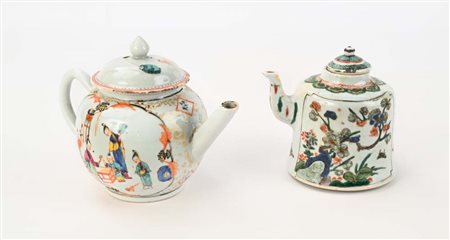Due teiere diverse in porcellana policroma, Cina, Cina compagnia delle Indie,...