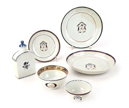 Lotto di cinque porcellane diverse con profili blu, Compagnia delle Indie,...