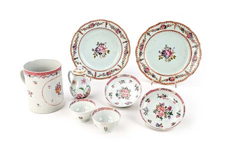 Due piatti, due tazze con piattino, una caffettiera con coperchio e un...