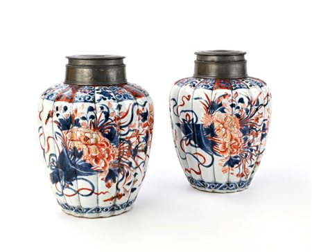 Coppia di ginger jars in porcellana Imari con chiusura in peltro, Cina, XVIII...