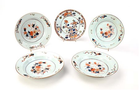 Cinque piatti diversi in porcellana Imari, XVIII secolo quattro uguali ed uno...