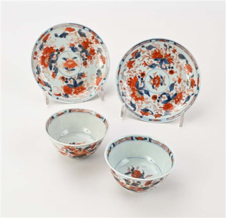 Coppia di bowls con piattino in porcellana Imari, XVIII secolo cm 4,5x9 e...